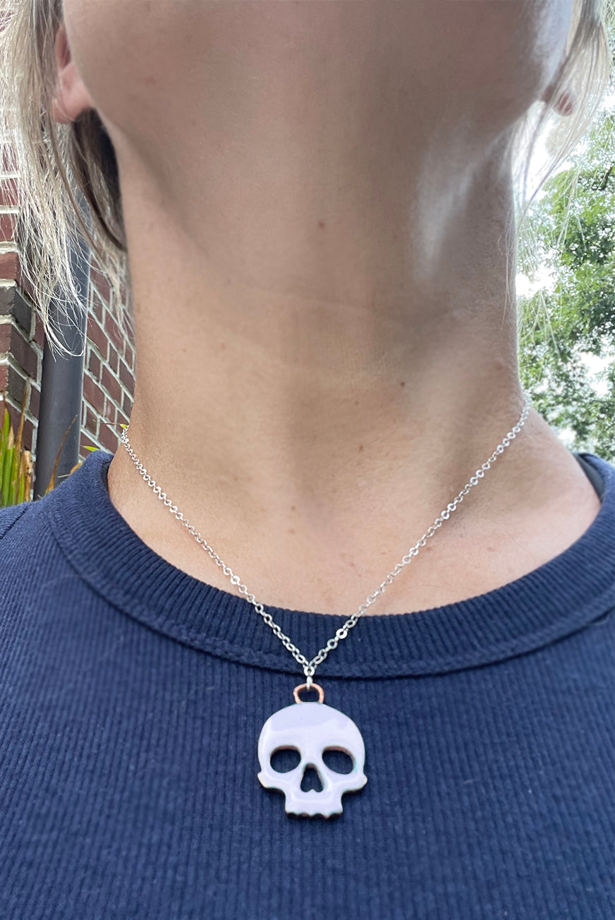 skull pendant, white/black, enamel