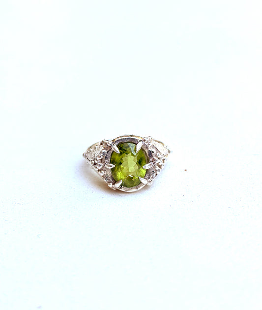 Peridot flytrap ring